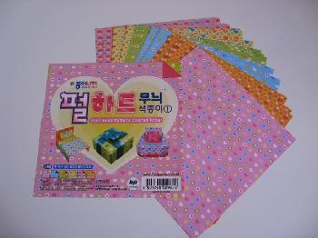 Papel para origami 15x15 com 6 cores estampadas de corao de uma  face e lisa de outra no total contendo 20 folhas